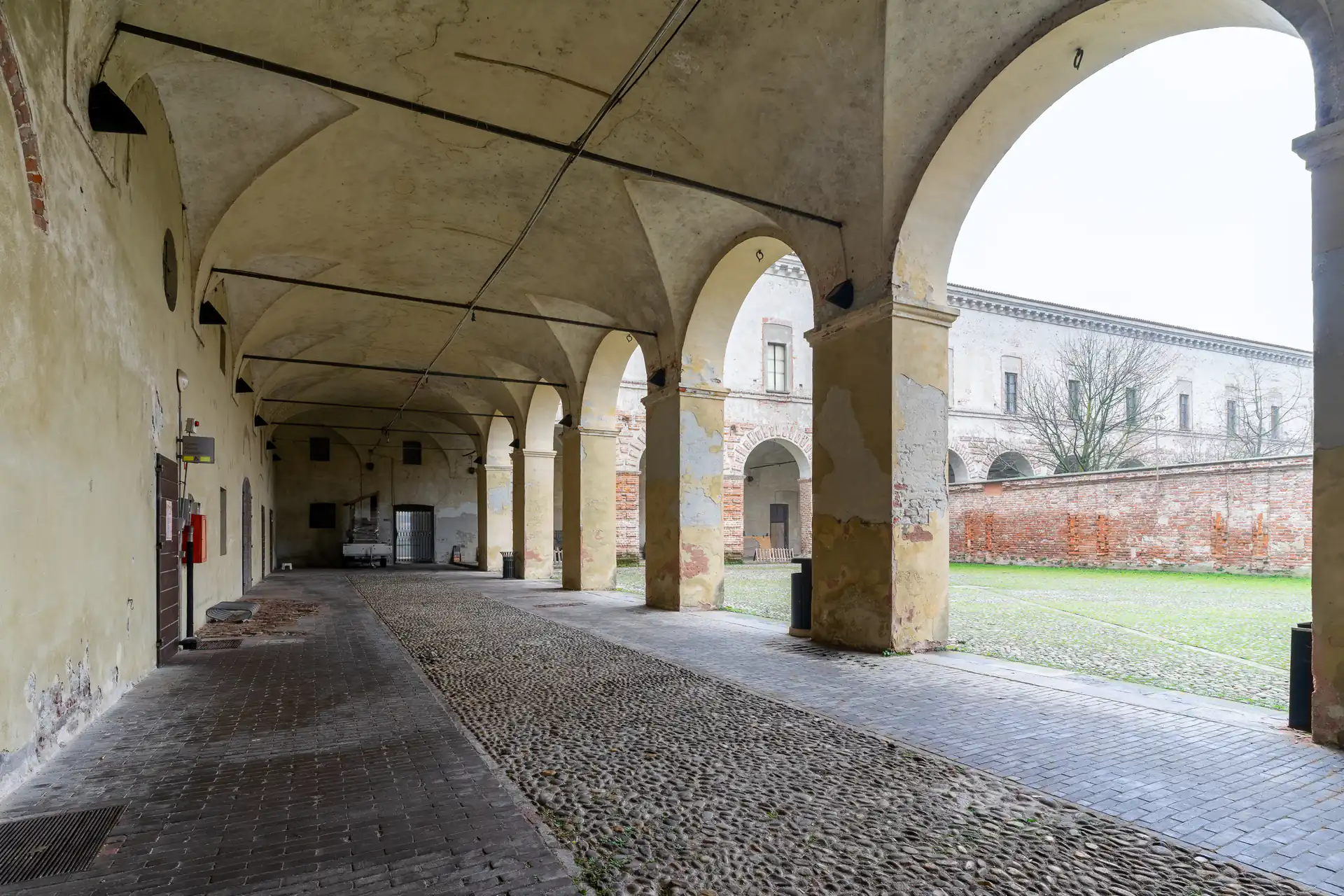 Portico interno del Castello di Melegnano visto da un altro lato, vicino al centro città